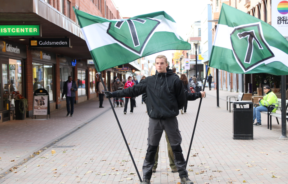 אדלונד מחזיק דגלים של NMR במרכז אומיאו קרדיט_מתוך האוסף הפרטי של הוגו אדלונד (1)